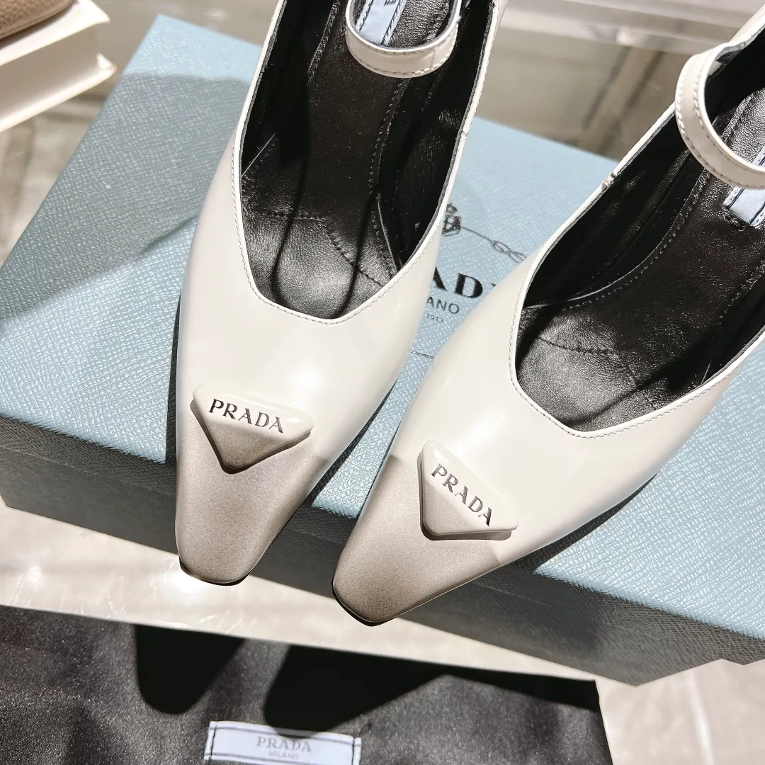 👟👟Ex-factory price 600👟👟 🏧🏧 PRADA ²⁰²²𝐬𝐬Prada’s new product, prada22/23ss “T-stage show style”, the most popular large block heels and wedge-heeled shoes in the ordering conference, (original top-grade open-edge beaded cowhide leather, 3D electronic spray painting color effect. 2 styles are grandly launched.) ——————————————————❣️ The 2022S/23S PRADA autumn and winter new styles are so good-looking. Internet celebrities from all over the world have planted popular models, awakening the imagination of skirt trains, corset ribs and corset curves, streamlined to the extreme ~ super hot series of hot products, iconic logo small leather bag with buckle.  Prada spring 2022's latest electronic inkjet technology, coupled with a small square toe, allows the autumn and winter models to evolve the same look, showing two different styles through different makeup, hair and body shapes with 8.5cm thick heels. Autumn singles and boots are equally charming, and the styles presented are also wonderful!  This season's Prada styles are simpler in design than before. They don't deliberately pursue a trendy or sporty feel. The overall look is natural, and the colors are not too bright. They are so beautiful when paired with a large pointed wedge heel. 😋The original shoes are developed and purchased from Italian counters, and are reproduced 1:1 according to the original taste. The sloped block heel and concave and convex shape are the same as the original. 💛❤️ ⚛ Mixed sheepskin lining is breathable and comfortable, genuine leather outsole ⚛Ready for sale Size: 35-39 (40 customized) ⚛Multiple colors, all official colors can be produced.